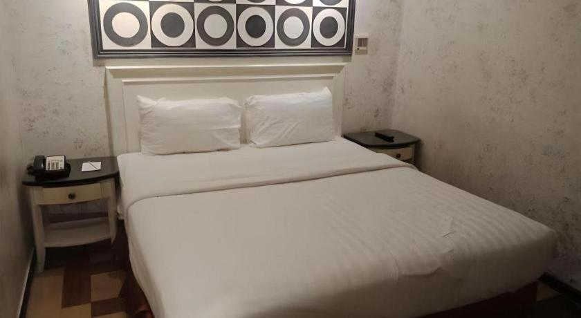 Amos Cozy Hotel Melawai Jakarta Exterior photo